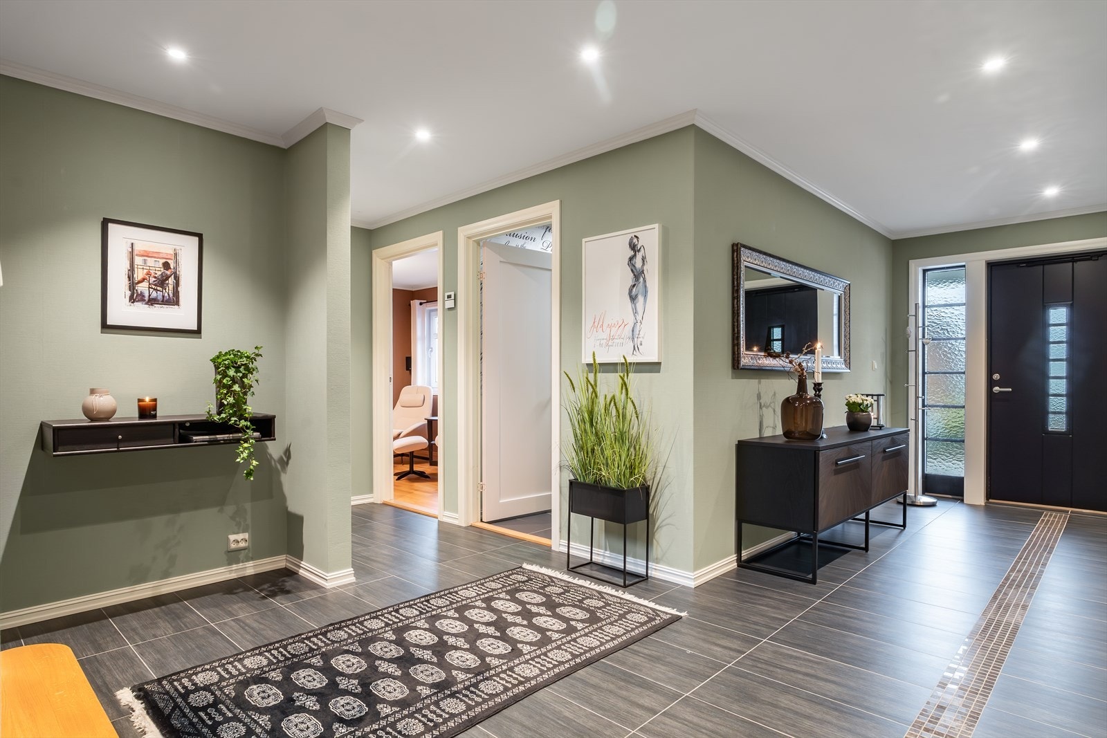 Stor og innbydende hall med trapp til 2. etasje Galleribilde