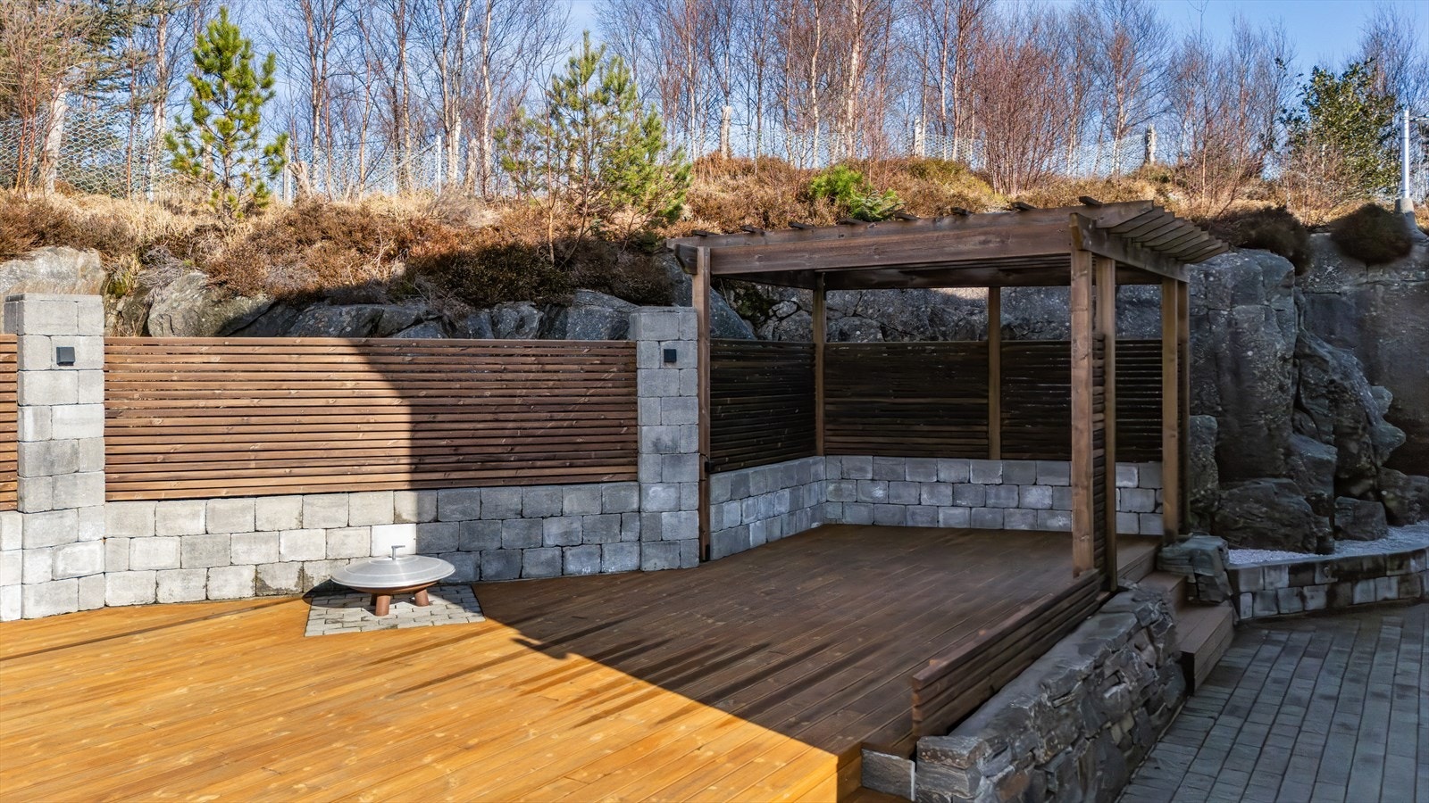 Bak huset finner man en terrasse som ble oppført i 2023 med pergola og integrert belysning. Galleribilde