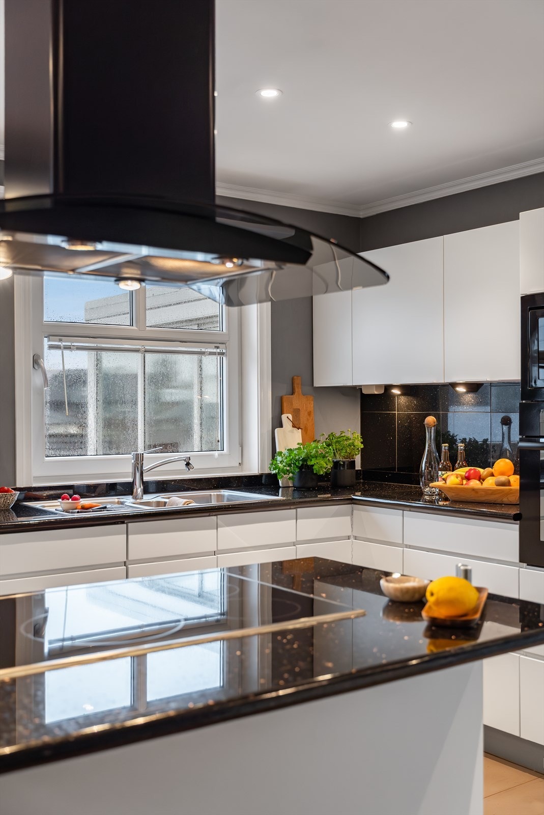 Benkeplaten i Black Galaxy granitt. Galleribilde