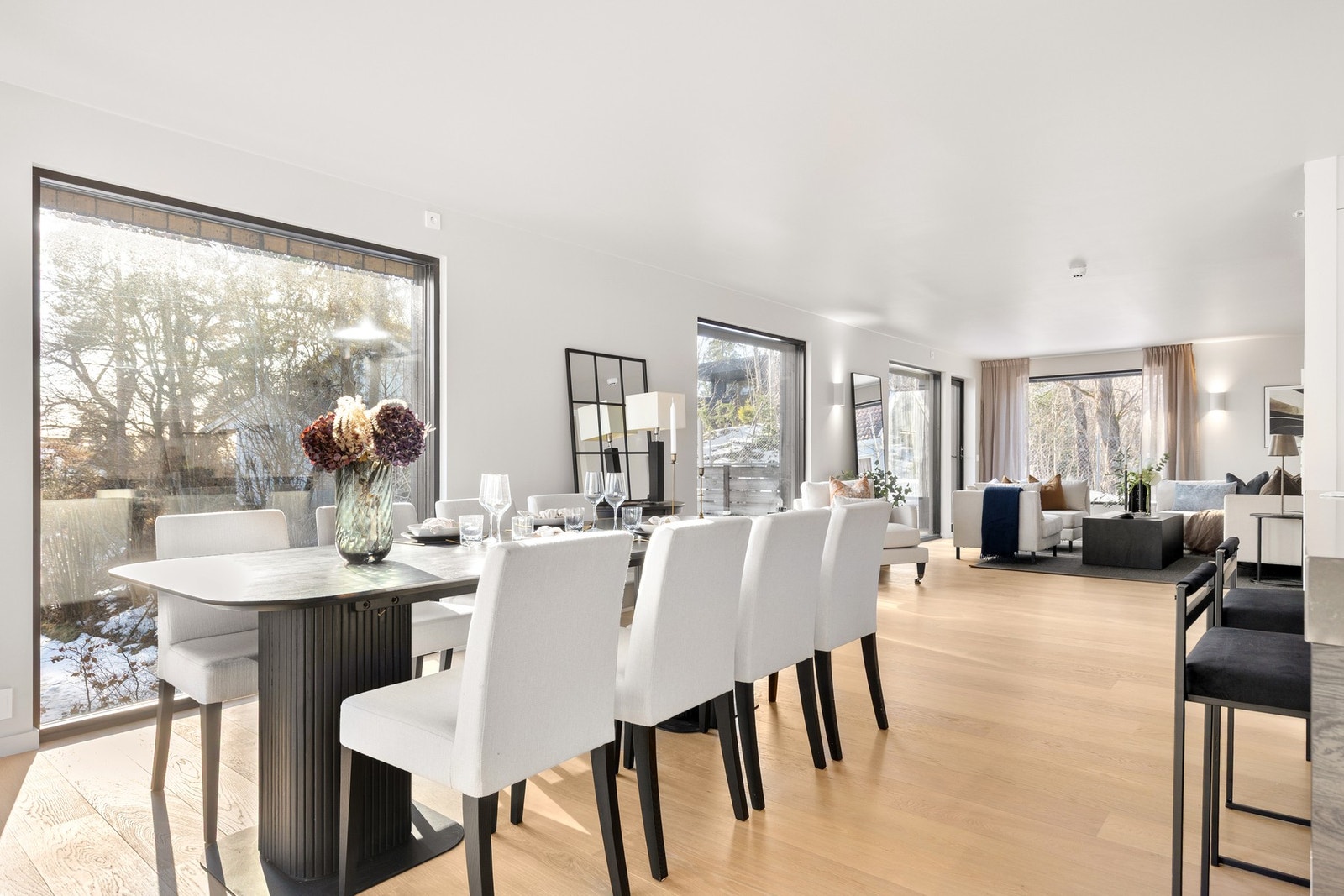 God plass til stort spisebord Galleribilde