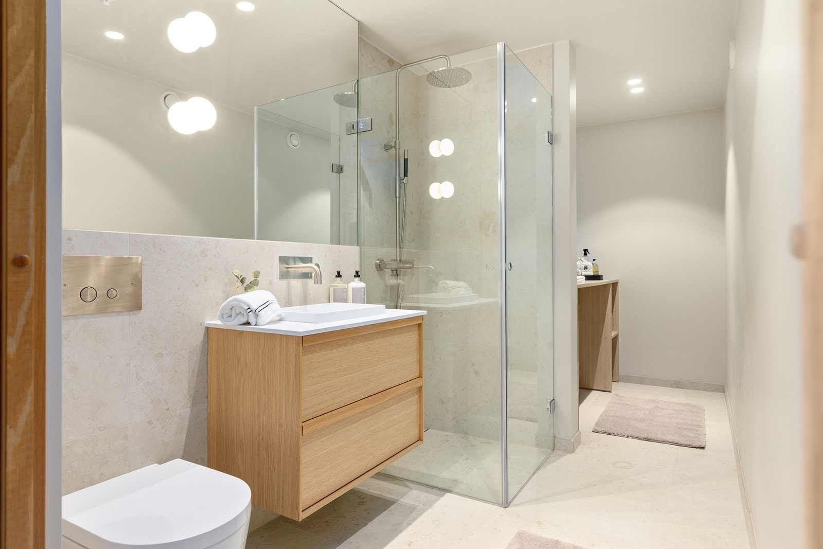 Boligens andre bad ligger sentralt til og har direkte adkomst til separat vaskerom Galleribilde