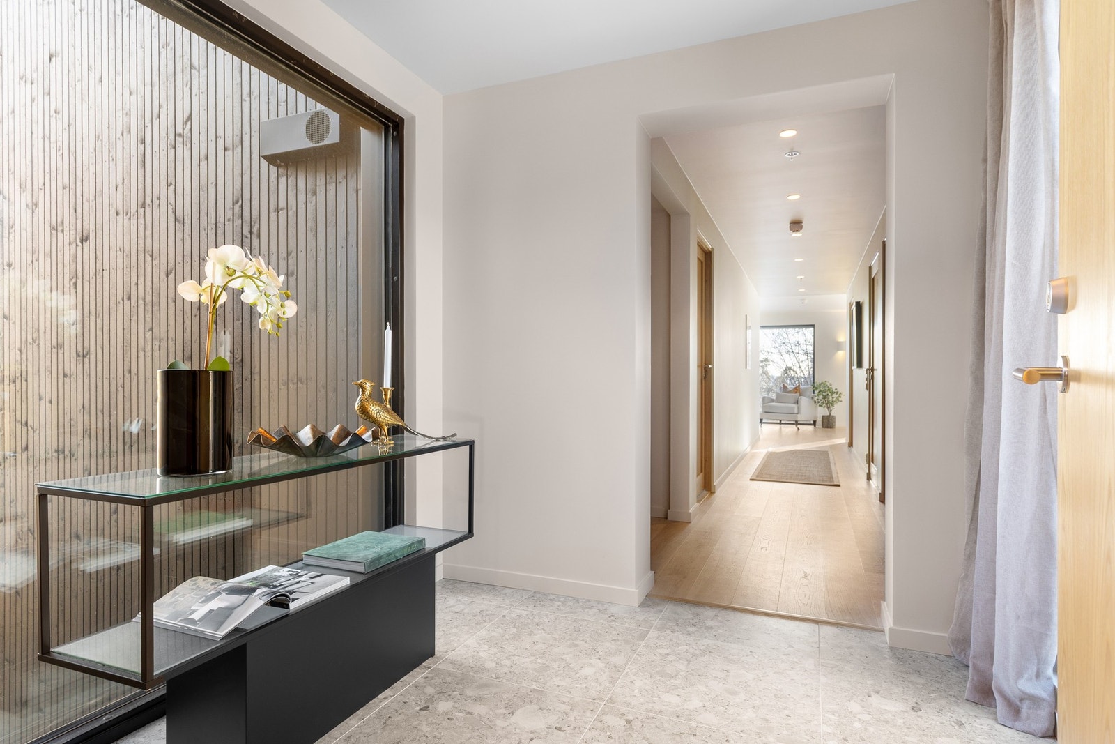 Stilren og meget innbydende entré/gang Galleribilde