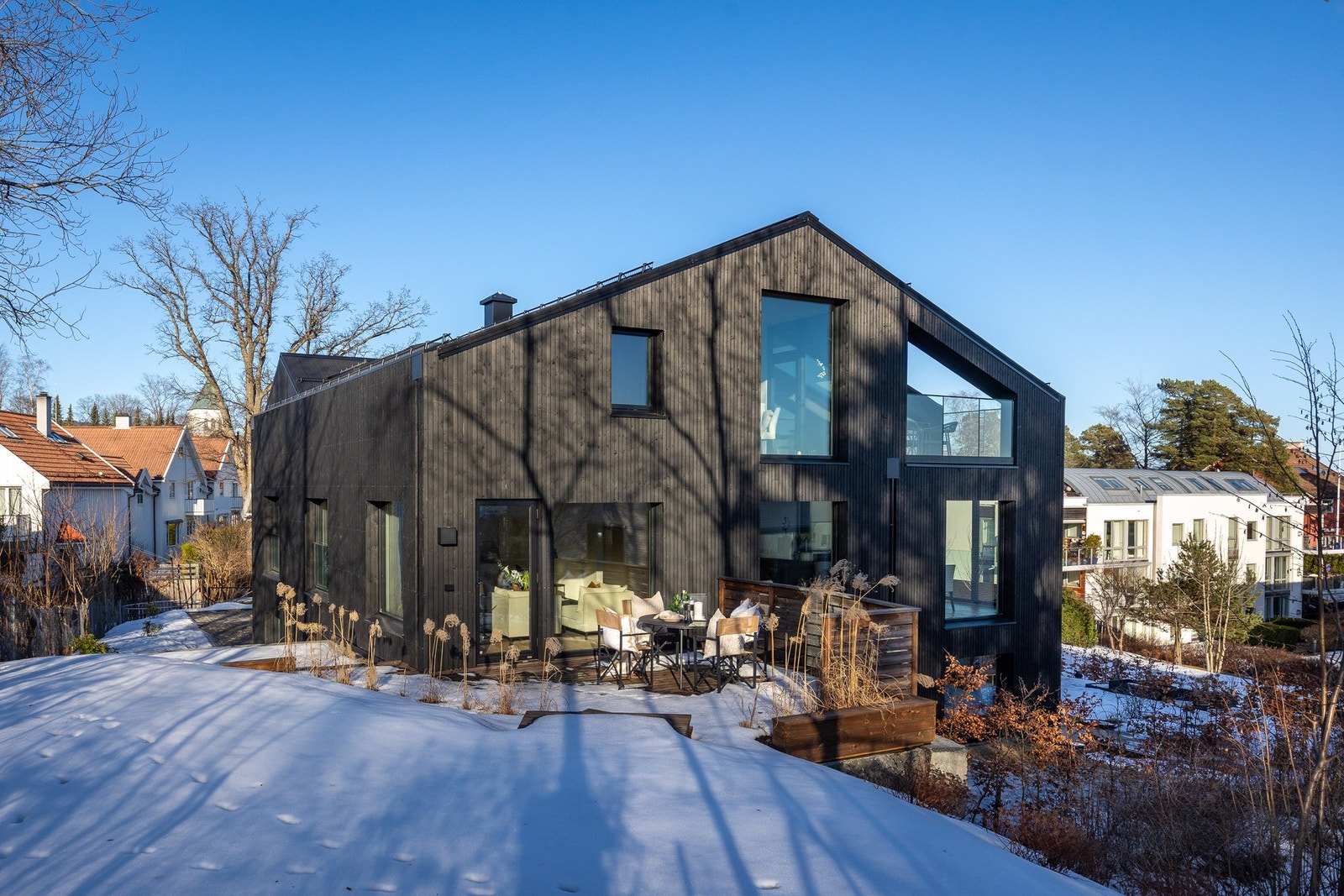 Ny og eksklusiv leilighet med solrik markterrasse og hage Galleribilde