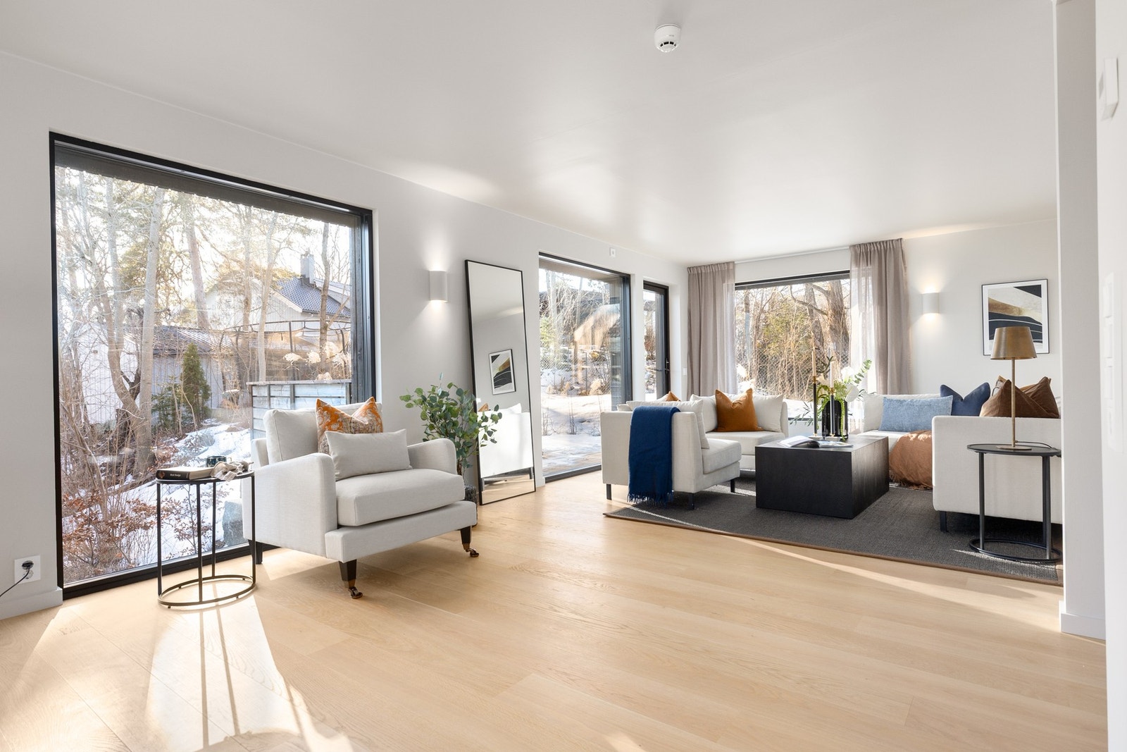 Store vindusflater gir gode lysforhold og bidrar til en luftig romfølelse Galleribilde