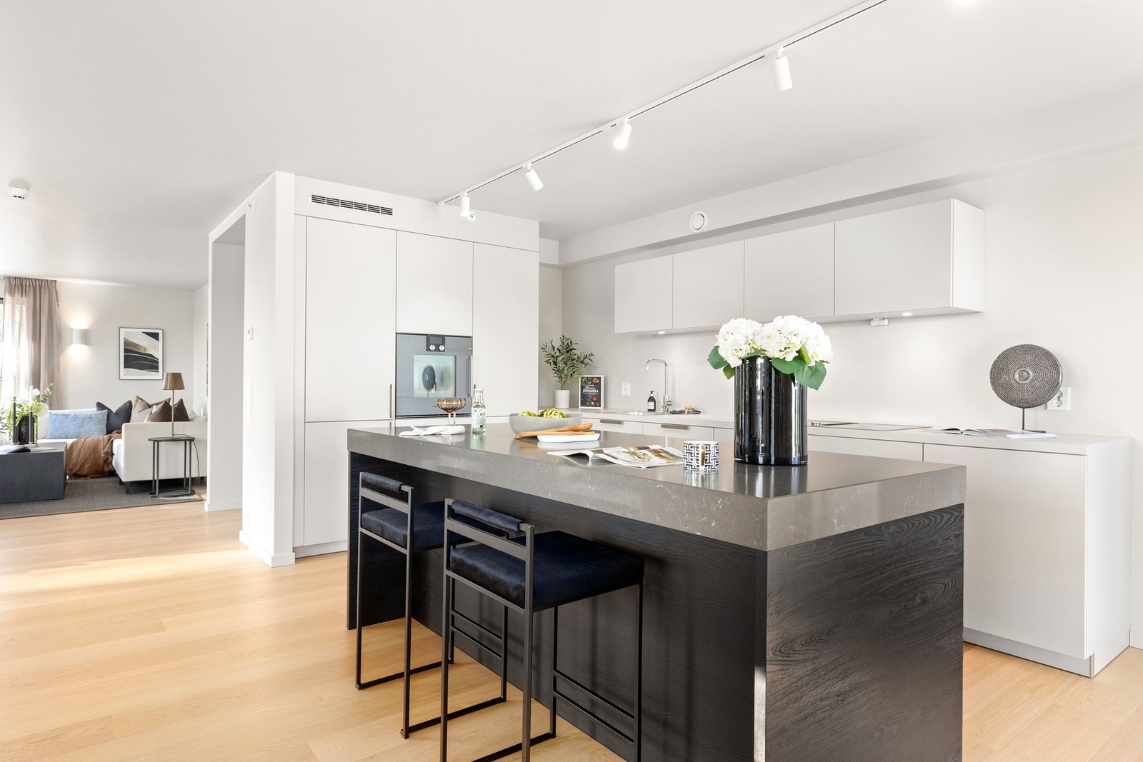 Kjøkkenet er levert av Poggenpohl og har integrerte hvitevarer fra Gaggenau Galleribilde