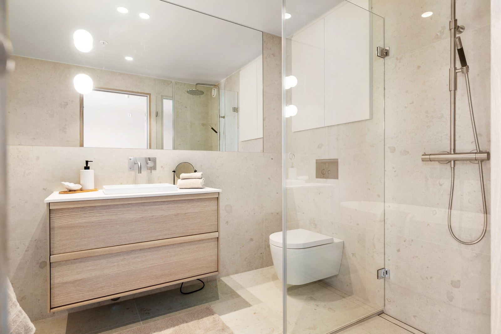 Baderomsutstyr fra kvalitetsleverandørene Tapwell og Duravitt m.fl og innredning fra Haven og Duravitt Galleribilde