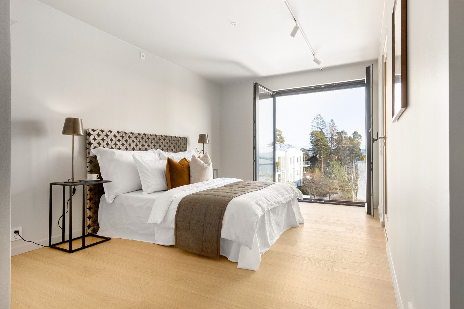 Stor masteravdeling med direkte adkomst til walk-in garderobe og bad en-suite Galleribilde