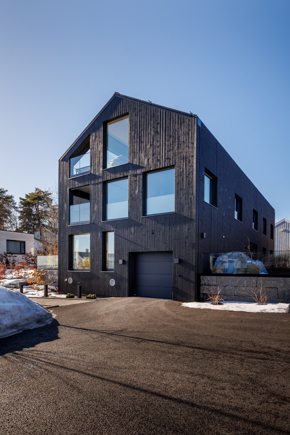 Svært eksklusiv ytterkledning fra Superwood i et stilrent og stramt uttrykk. Sameiet disponerer tre gjesteplasser Galleribilde