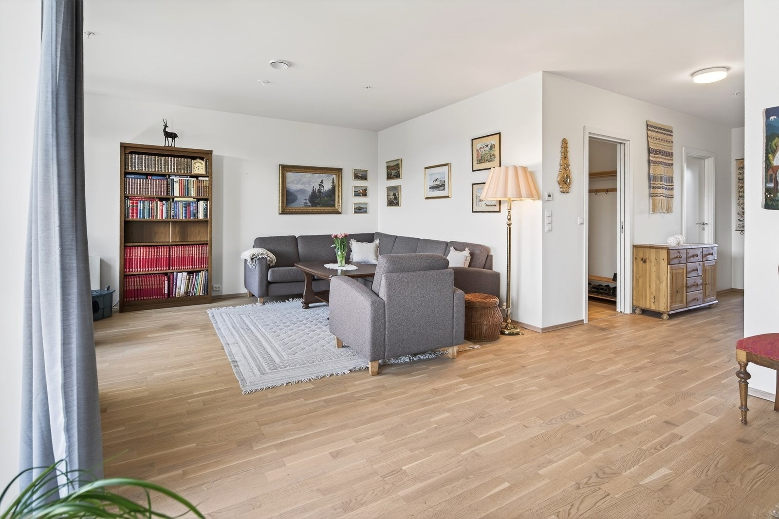 Trivelig del av stuen med plass for sofa, med flott utsyn utover via stort vindu i stuen! Galleribilde