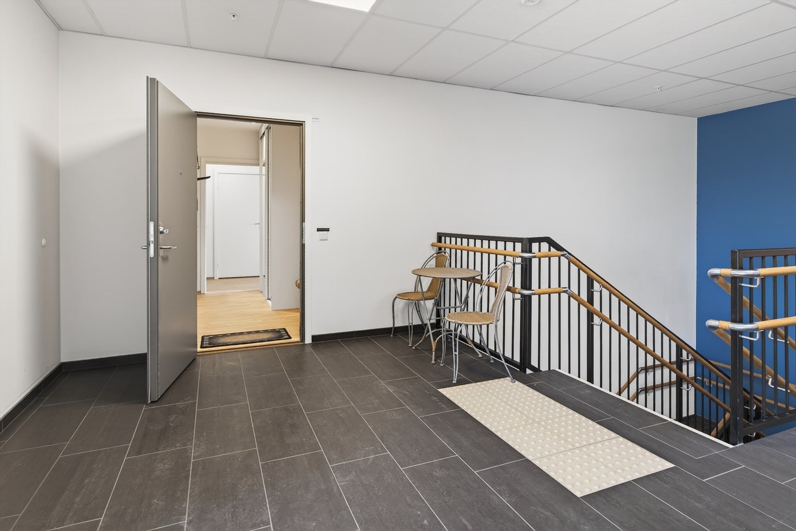 Her fra leilighetens inngangsparti, med flotte fellesarealer. Svært kort vei fra heisen til egen inngangsdør. Galleribilde