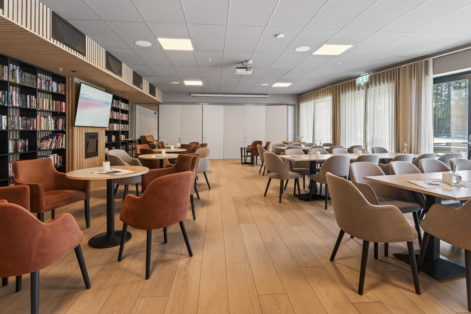 Servicesenteret med dagligstue og betjent resepsjon Galleribilde