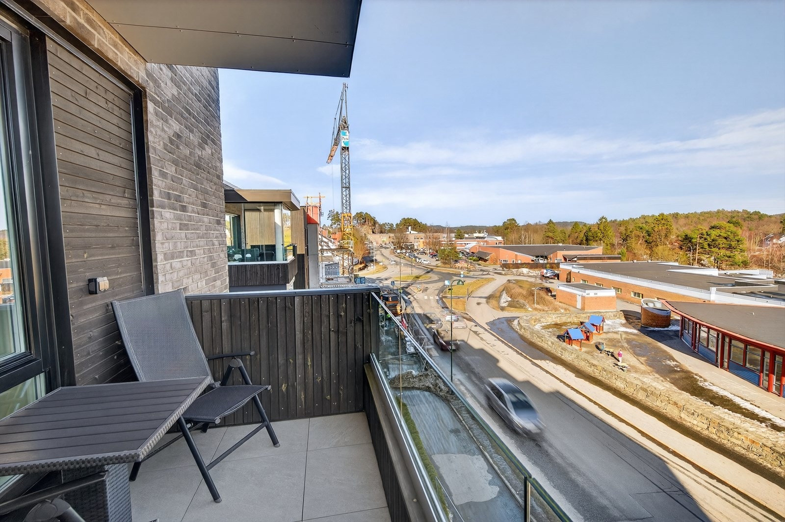 Koselig balkong på østsiden av blokka (utgang fra soverom) der man kan nye en kopp kaffi i morgensola, og følge med på alt som skjer i nærområdet. Galleribilde