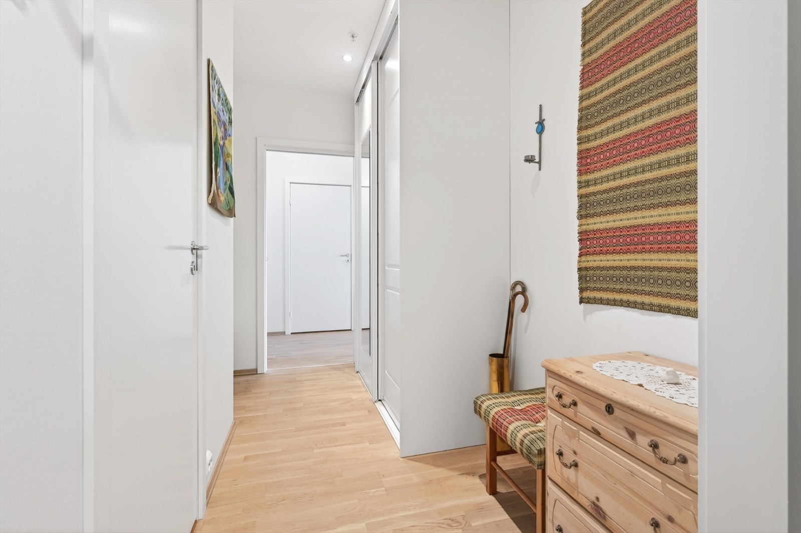 Velkommen inn! Her fra entre, med fin plass for å henge fra seg yttertøy, og plass til garderobe. Toalettrom til venstre. Galleribilde