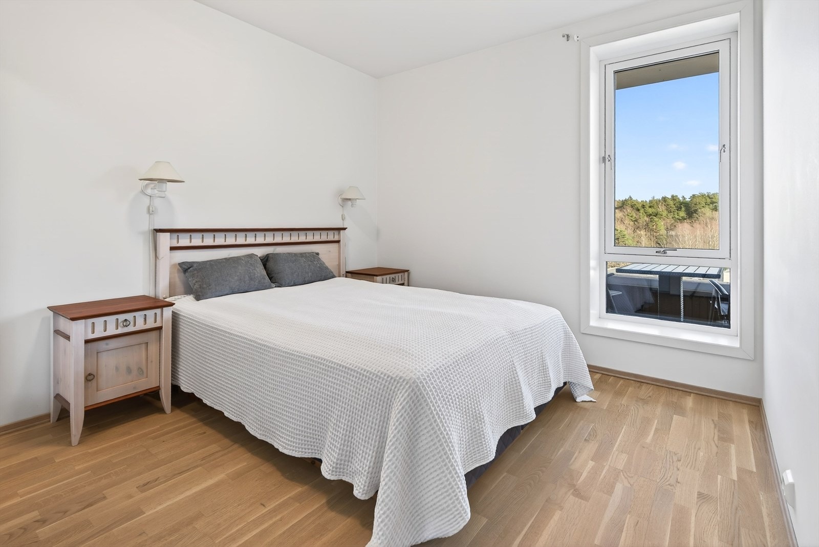Leiligheten har 2 gode soverom, her er det største. Det er god plass rundt dobbelsenga og god plass til garderobe på rommet. Galleribilde