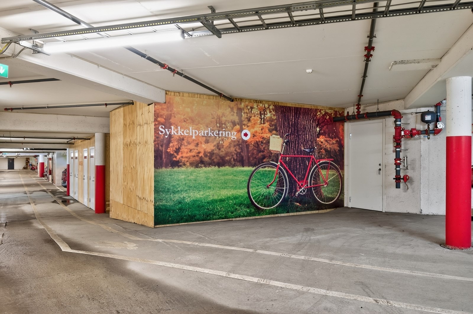 Fellesområde i parkeringskjeller med sykkelparkering Galleribilde