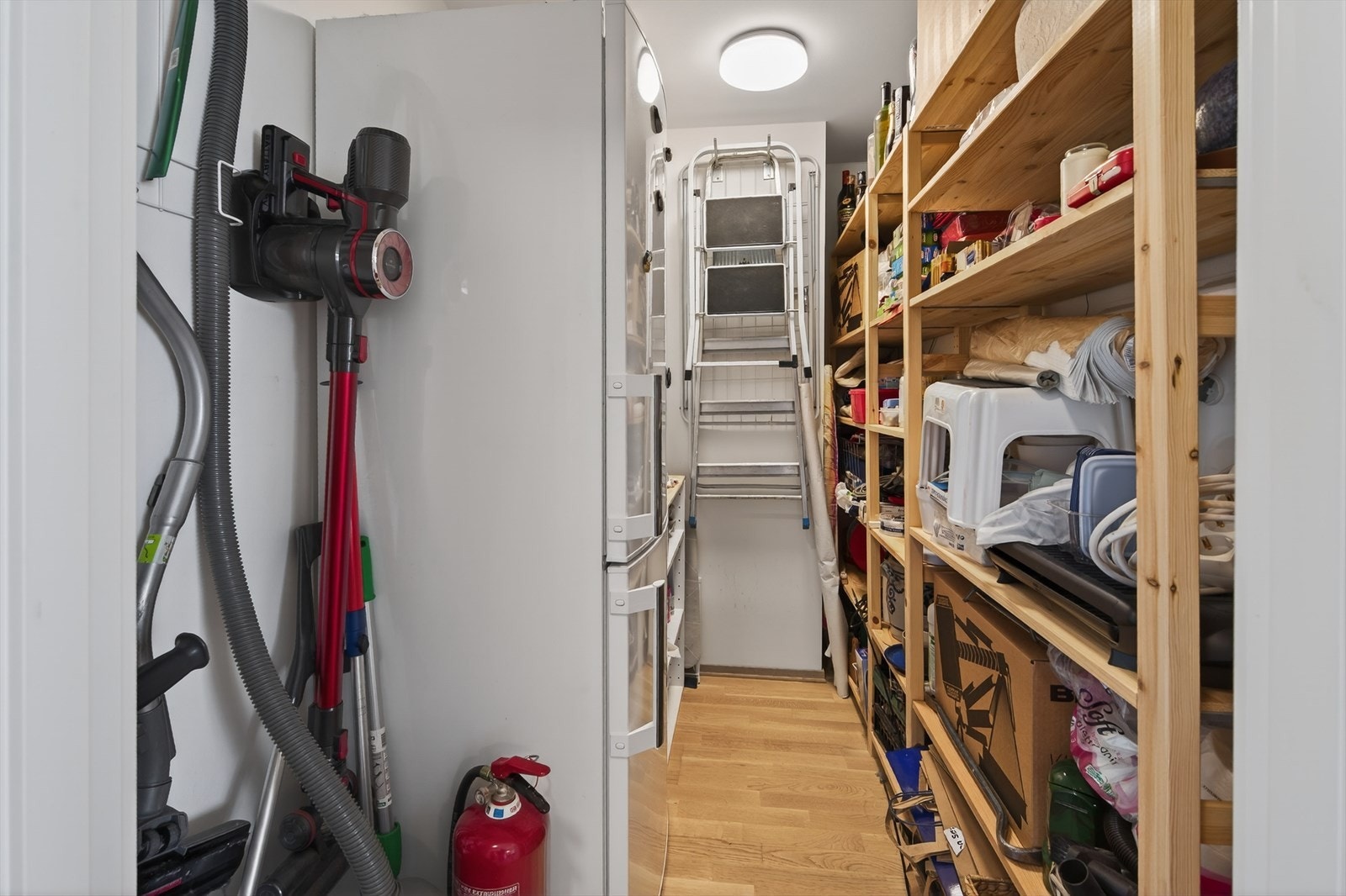 Innvendig bod med praktiske hyller. I tillegg til denne boden er det bod i kjelleren. Galleribilde