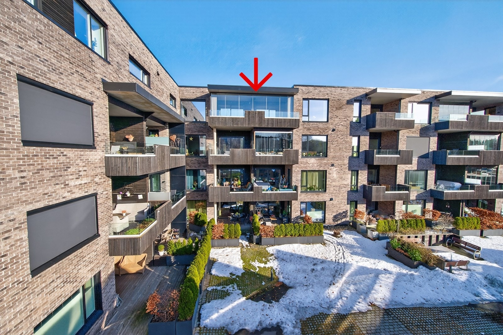 Velkommen til Strømmeveien 54! En attraktiv leilighet i byggets toppetasje med hele 20 kvm innglasset balkong! Galleribilde