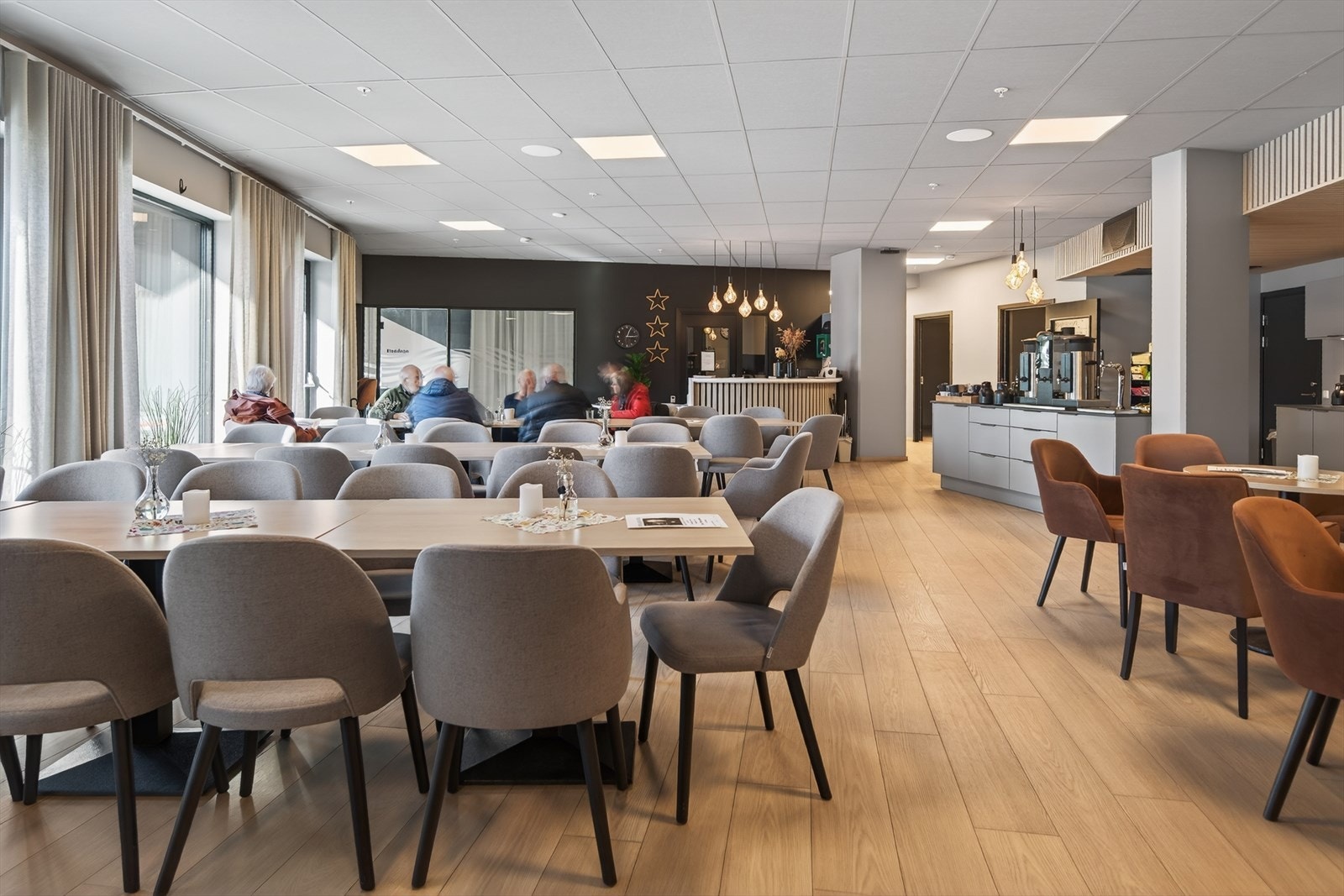 Servicesenteret med betjent resepsjon og hyggelig atmosfære! Galleribilde