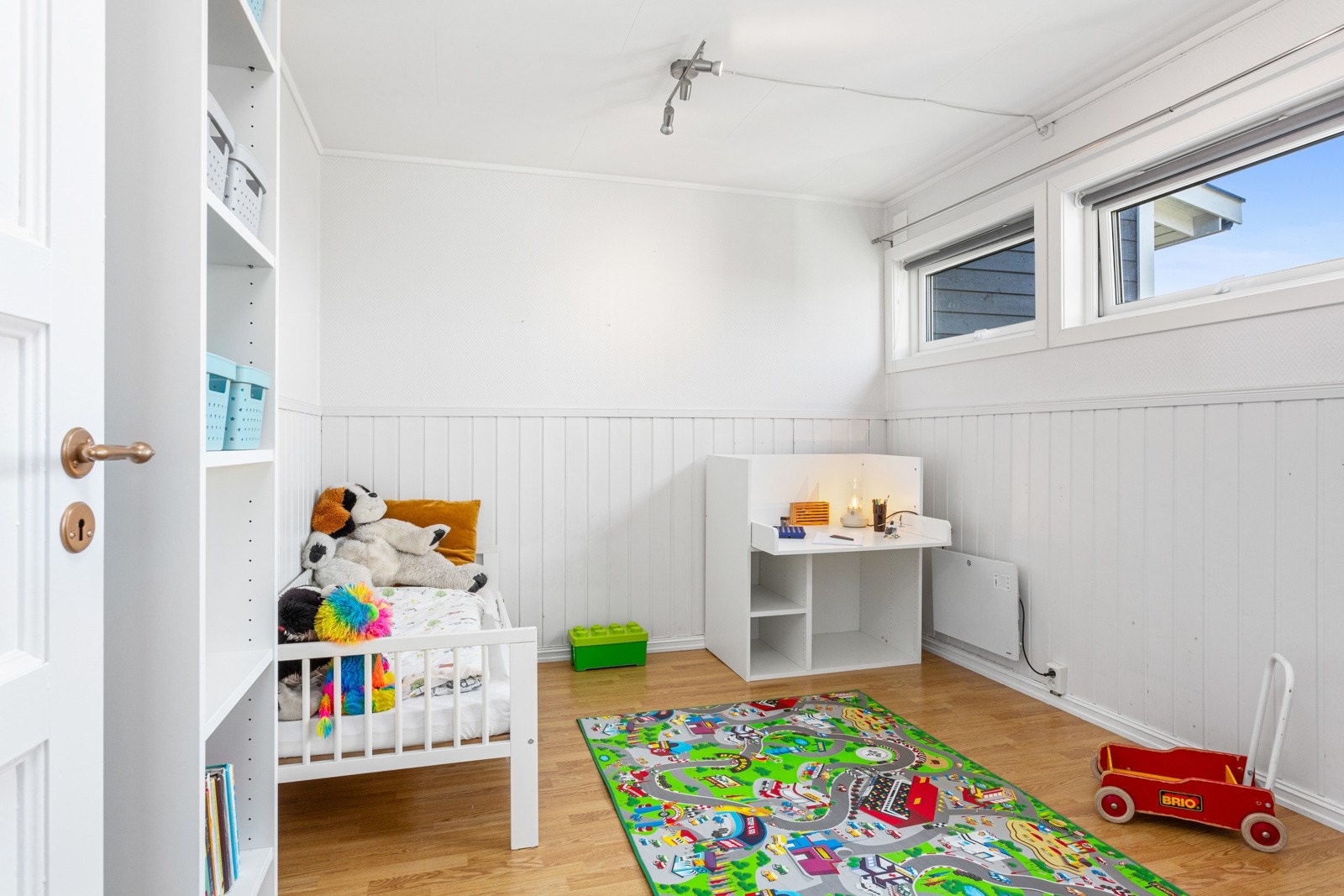 Det er totalt 3 soverom i boligen, hvorav 2 er innredet som barnerom i dag Galleribilde