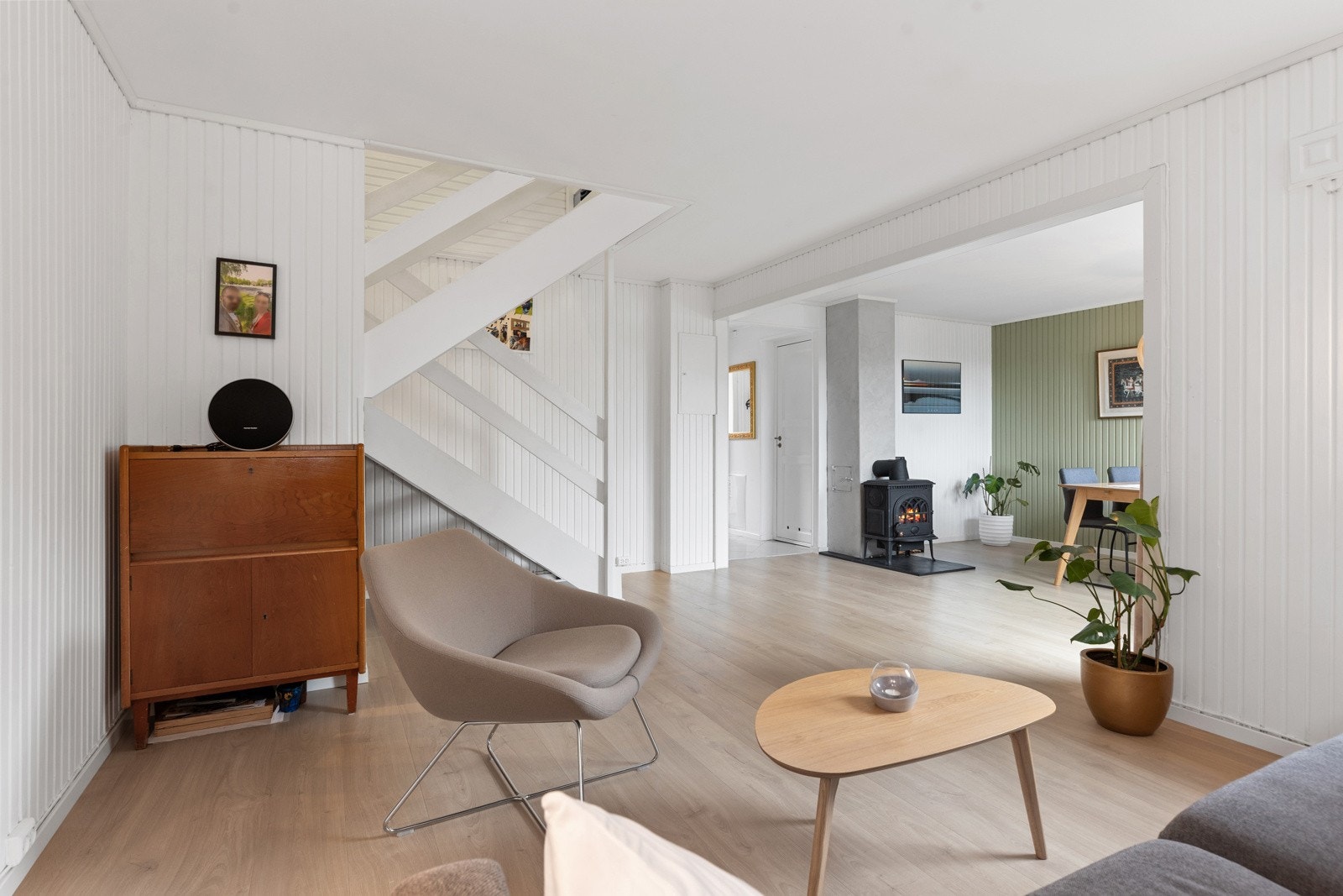 Månedlige felleskostnader er på kr 8 566,- og inkluderer kommunale avgifter, grunnpakke TV og internett, felles byggforsikring, diverse honorarer og utvendig vedlikehold Galleribilde