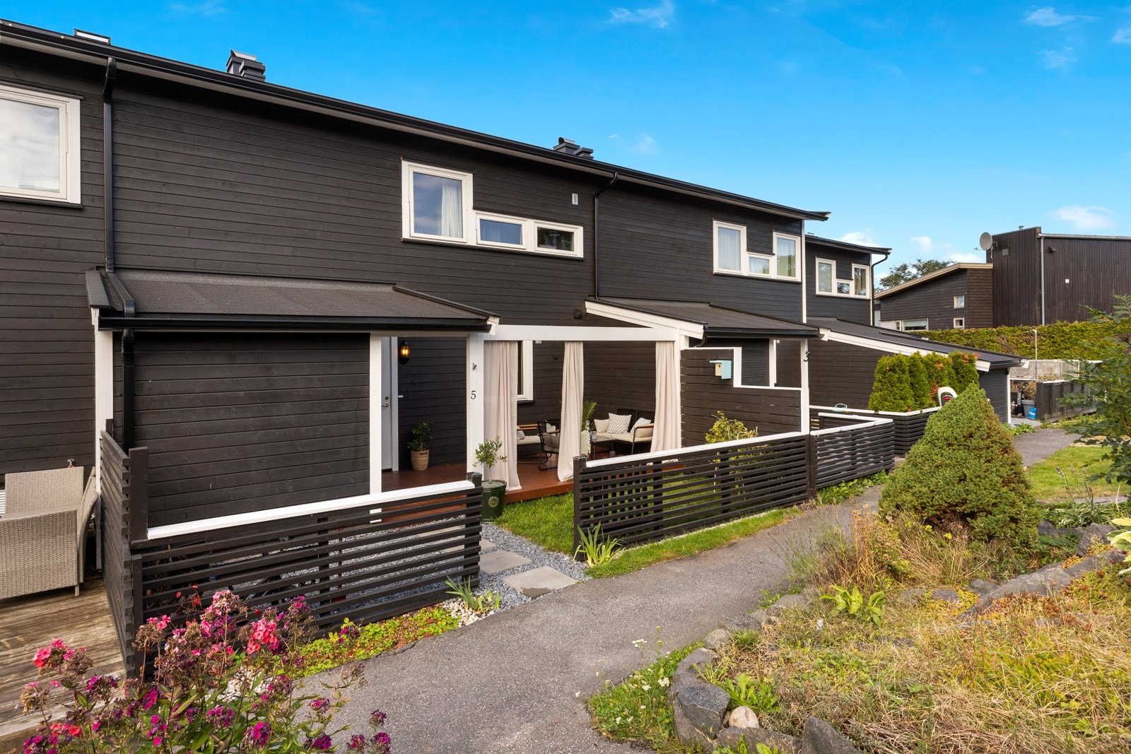 Et sjarmerende rekkehus over 2 plan beliggende i barnevennlige omgivelser på Øreåsen Galleribilde