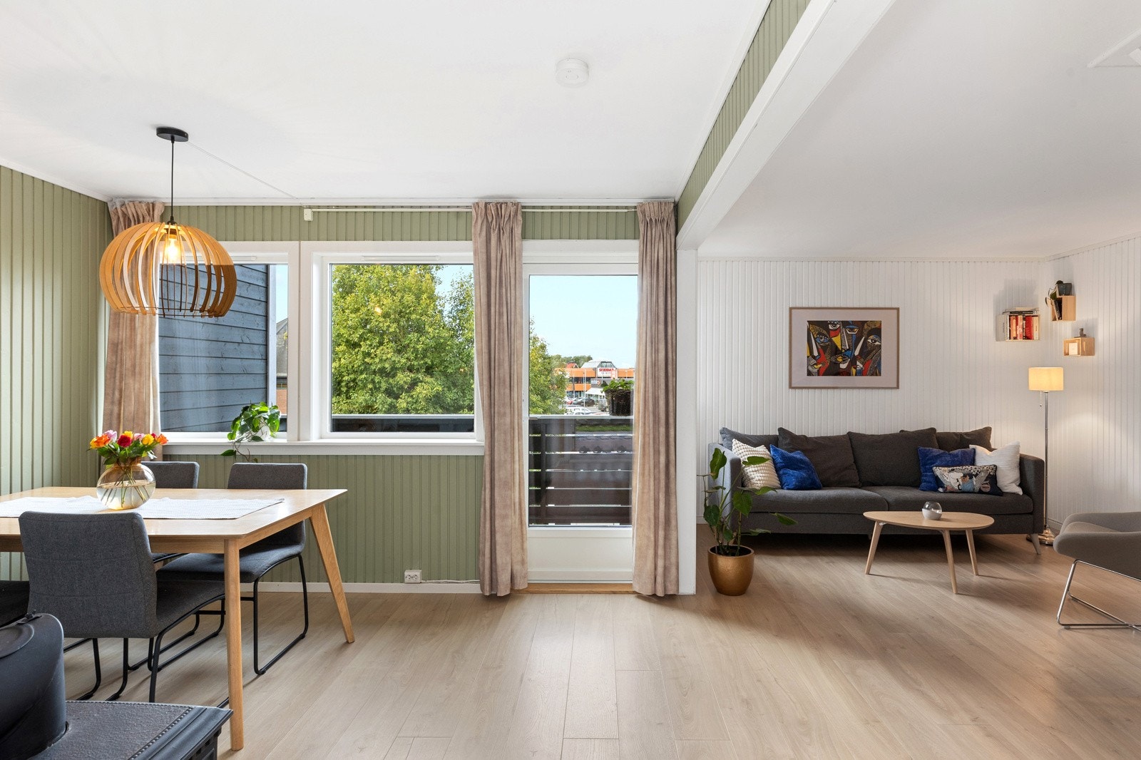 Nyere vinduer fra 2022 slipper inn rikelig med dagslys og gir en lys og trivelig stemning Galleribilde