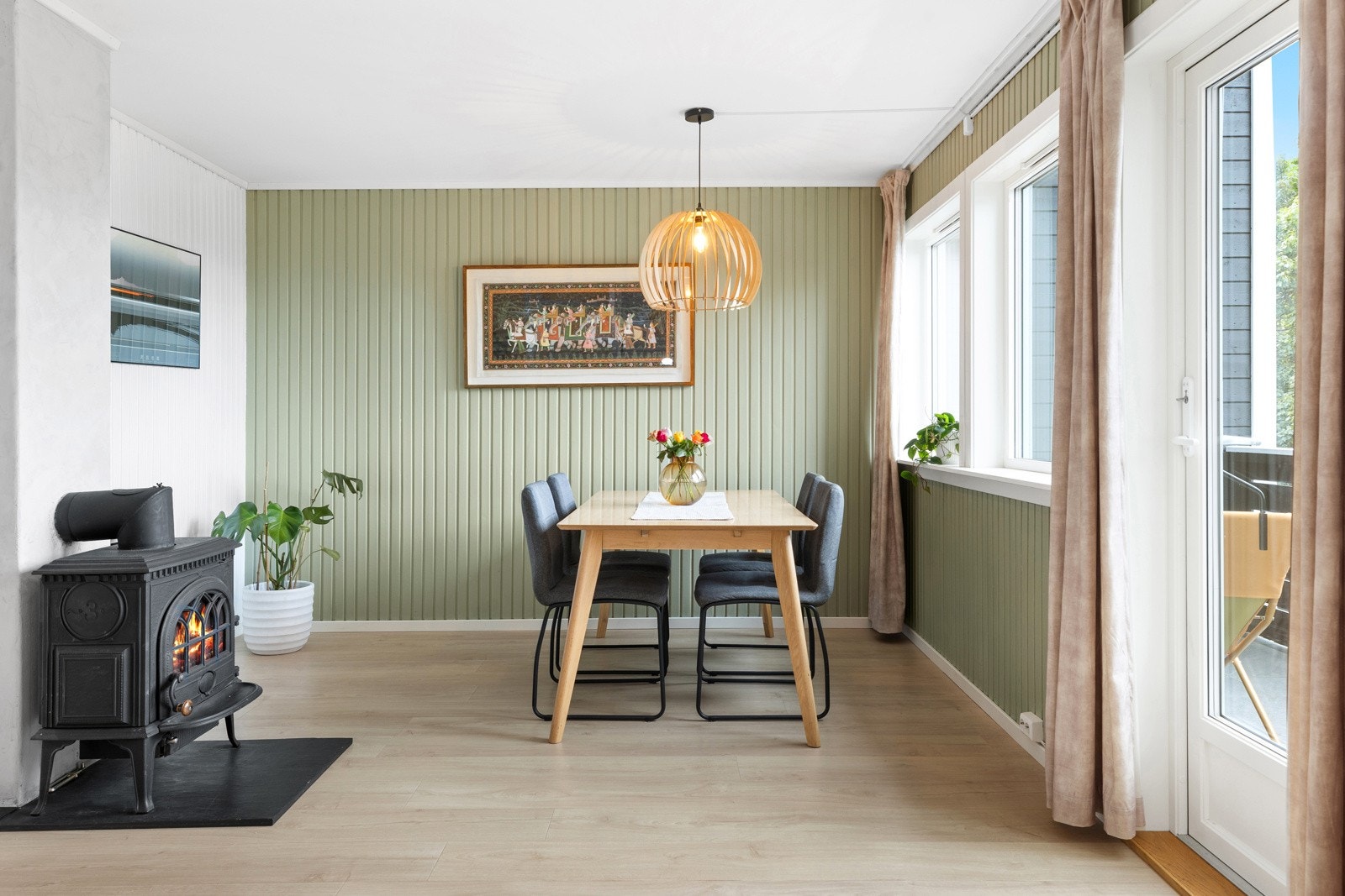 På kalde vinterdager kan det fyres i en vedovn Galleribilde