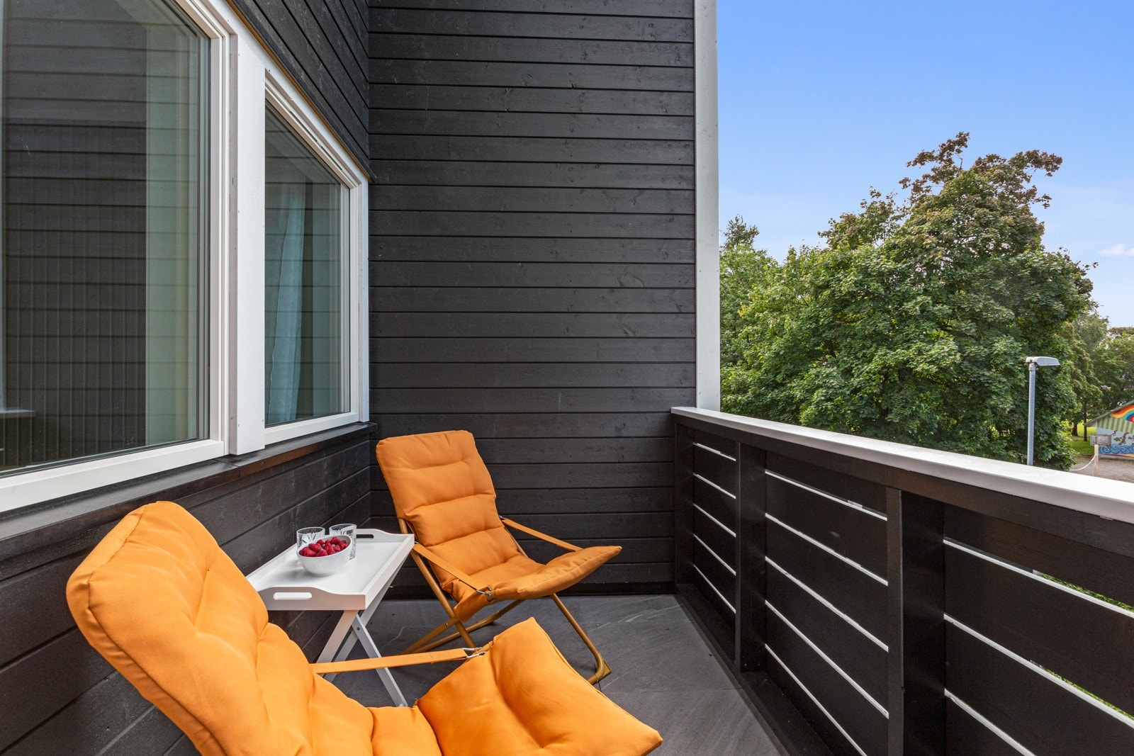 Den overbyggede verandaen har hyggelig utsyn mot borettslagets interne stikkveier Galleribilde