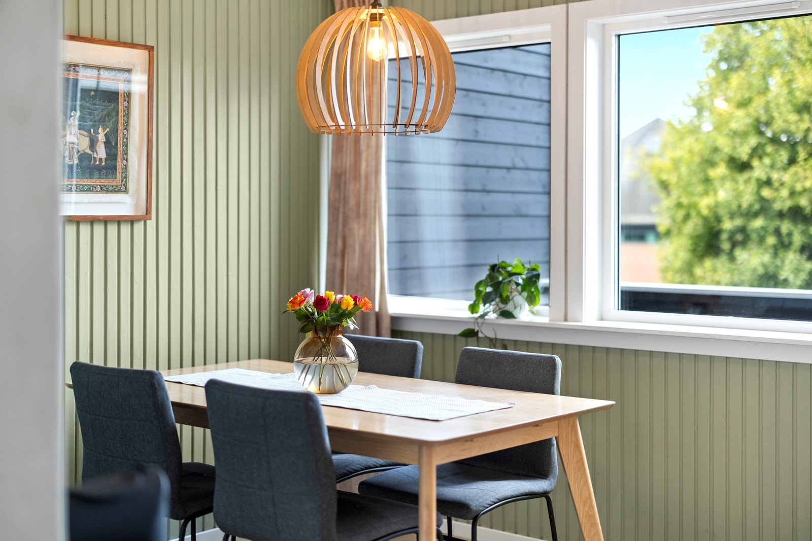 Spisestuen, med direkte utgang til en koselig veranda på 6 m², åpner opp mot stuen Galleribilde