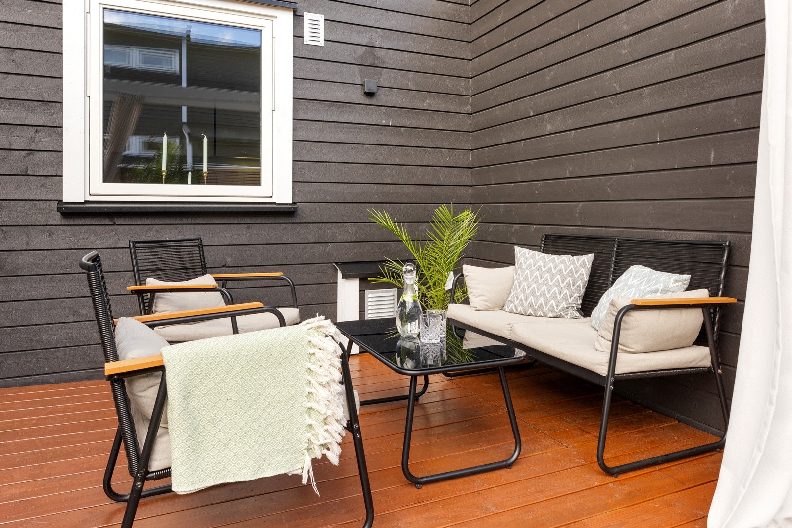 Nyt utelivet på en delvis overbygget terrasse, i hagen eller på den vestvendte balkongen Galleribilde