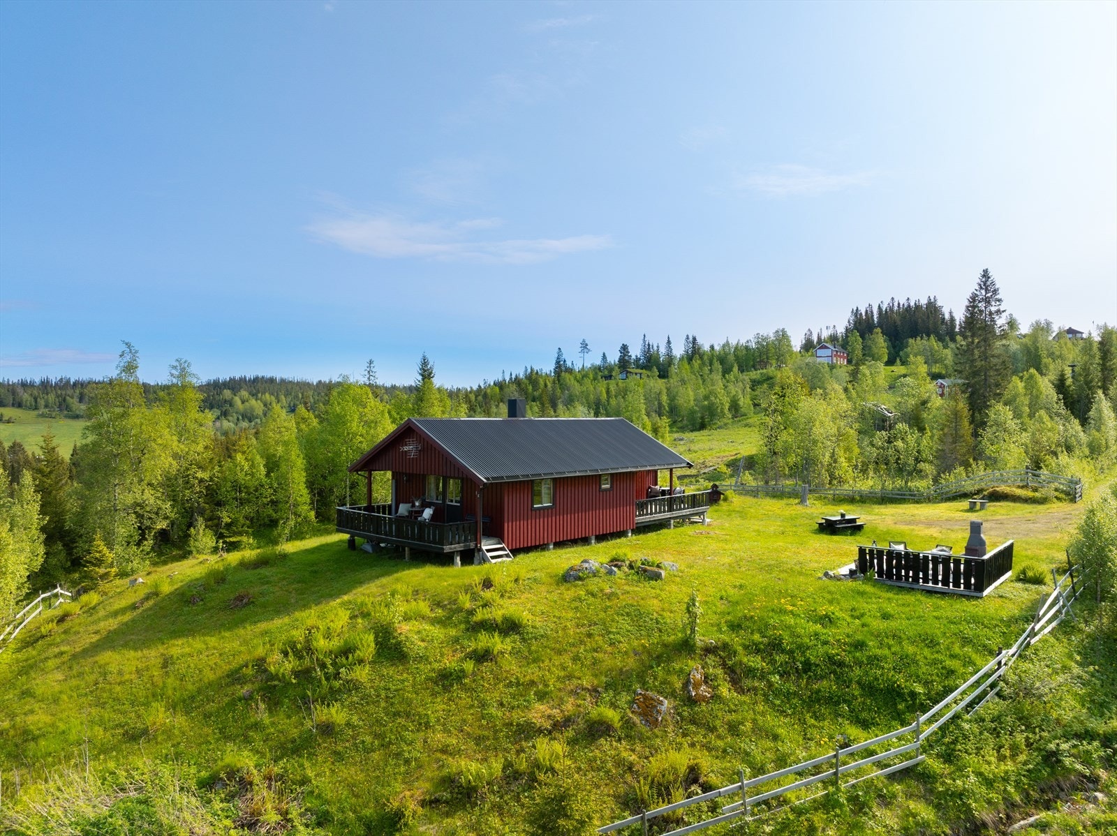 Snøtonvegen 136 ligger fredelig til i naturskjønne omgivelser, omgitt av skog, fjell og flotte turområder som byr på rekreasjon og naturopplevelser gjennom hele året. Galleribilde