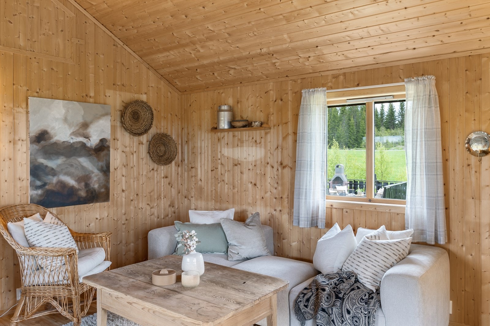 En meget innholdsrik hytte like over Snøtonvatnet. Hytta ble oppført i 2003 og består av entré, stue/kjøkken, omkledningsrom, toalettrom, 2 soverom og bod. Galleribilde