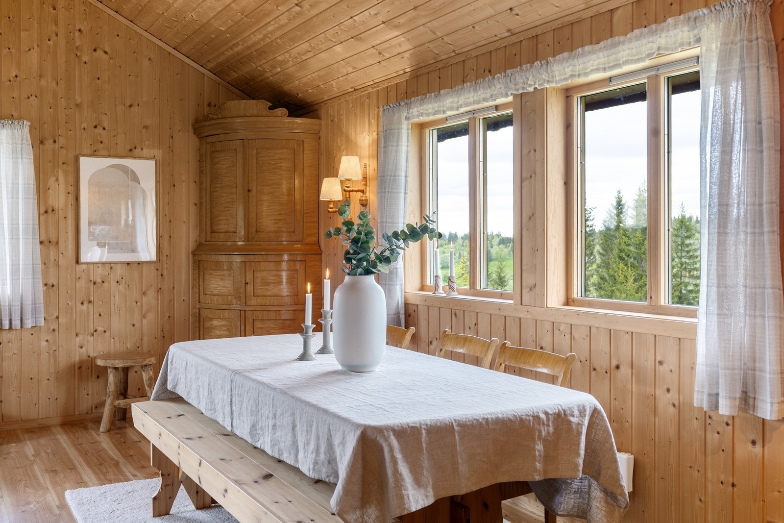 Fra spisestuen har man flott utsikt mot naturskjønne omgivelser. Galleribilde