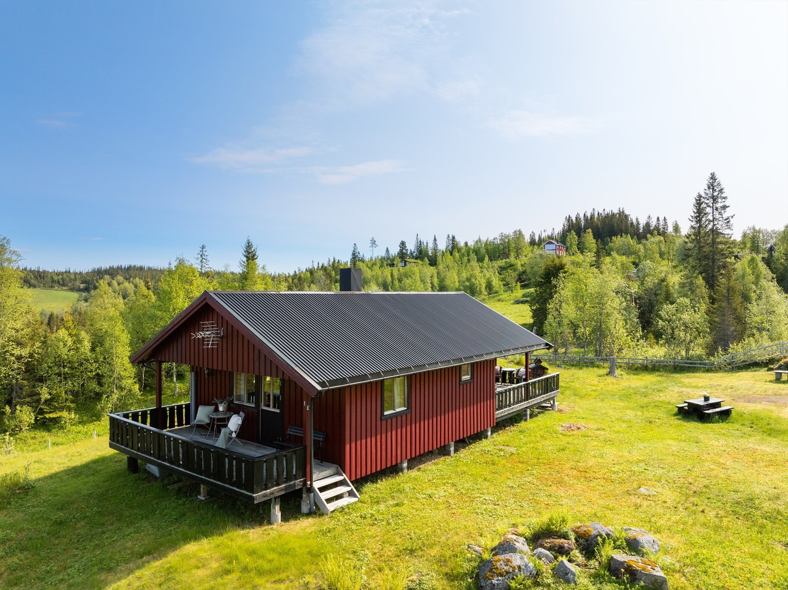 En meget sjarmerende fritidsbolig i et veletablert og attraktivt hytteområde i naturrike omgivelser. Galleribilde