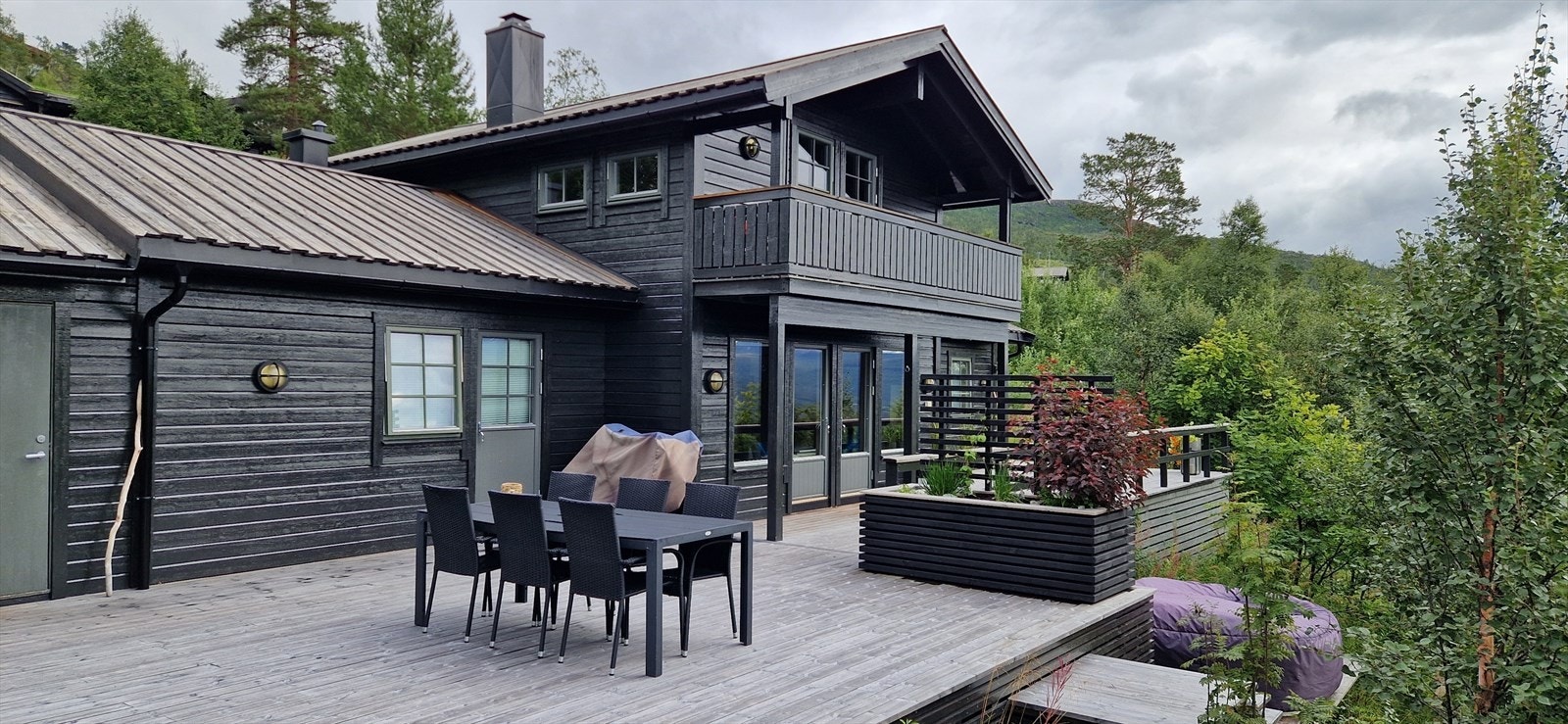 Koselig uteområde, med svært romslig terrasse! Galleribilde