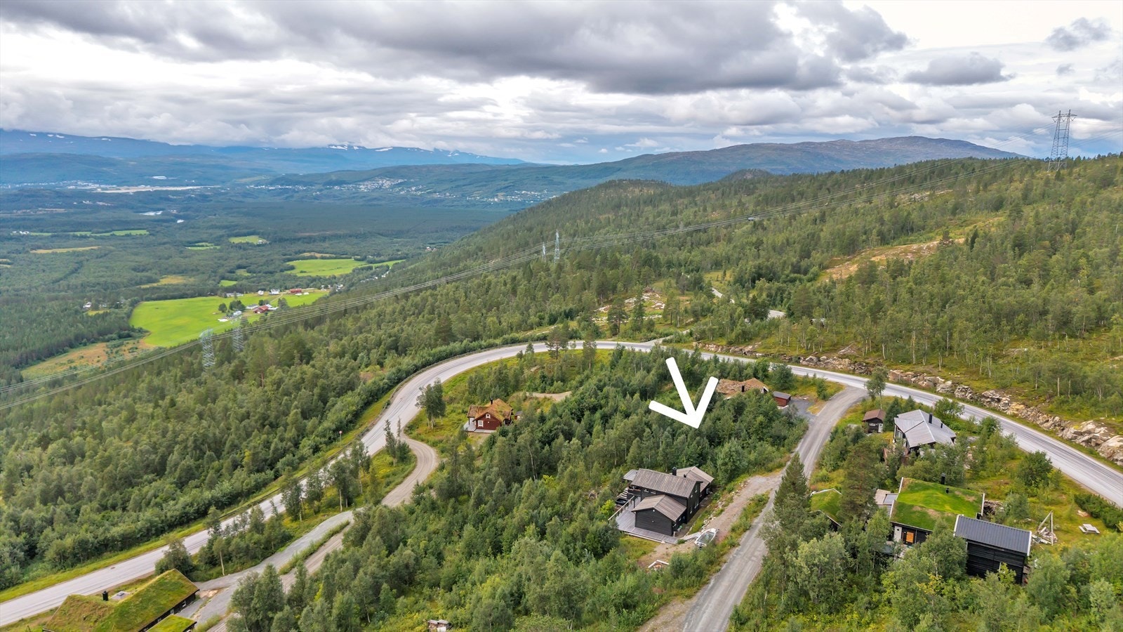 Salget inkluderer tilleggstomt gnr. 25, bnr. 97 som fritt kan videreselges, nyttes selv eller bebygges i henhold til regulering. Dette er opp til kjøper. Se også matrikkelkart vedlagt bilderekke. Galleribilde