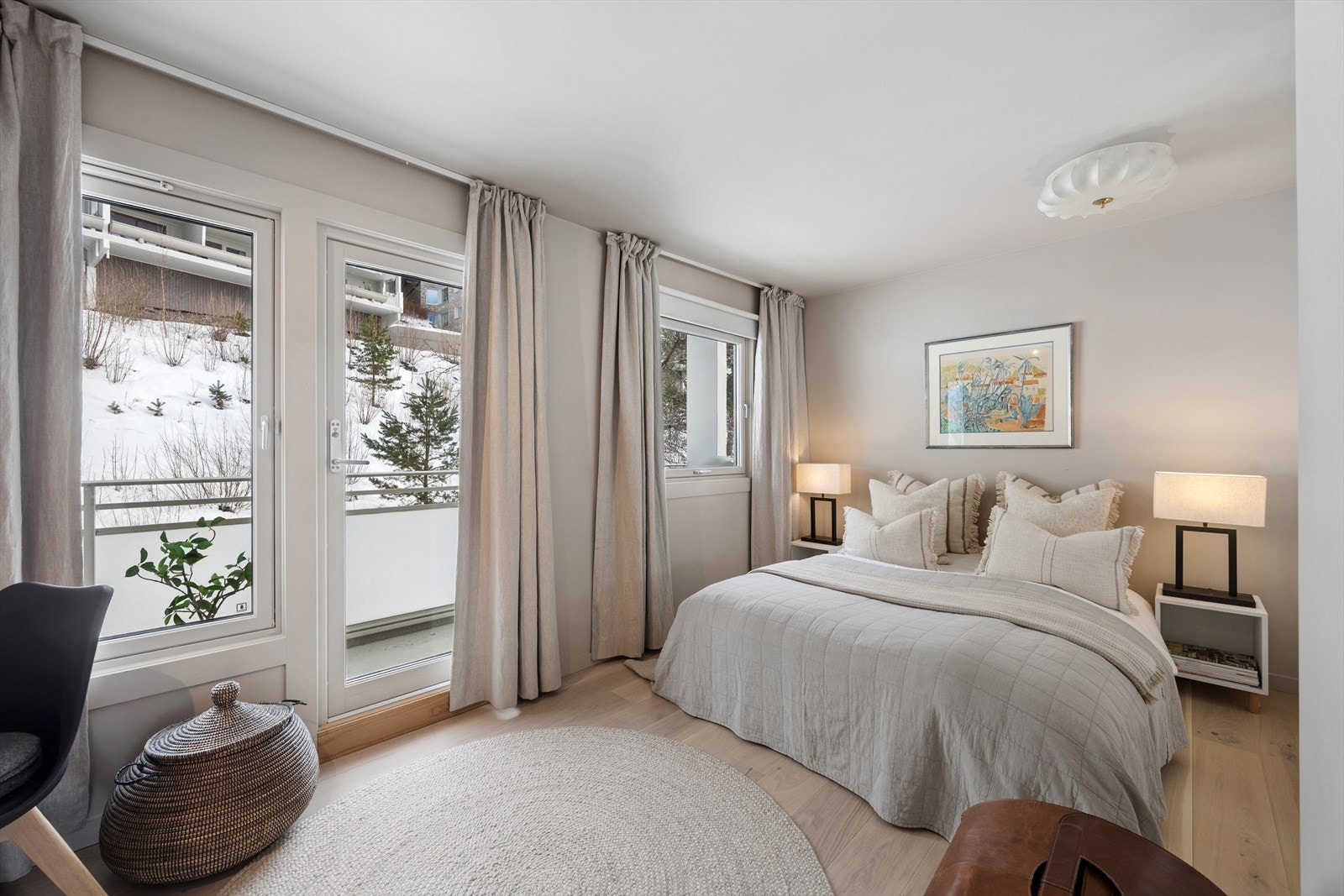 Soverom 1 med utgang til balkong med morgensol Galleribilde