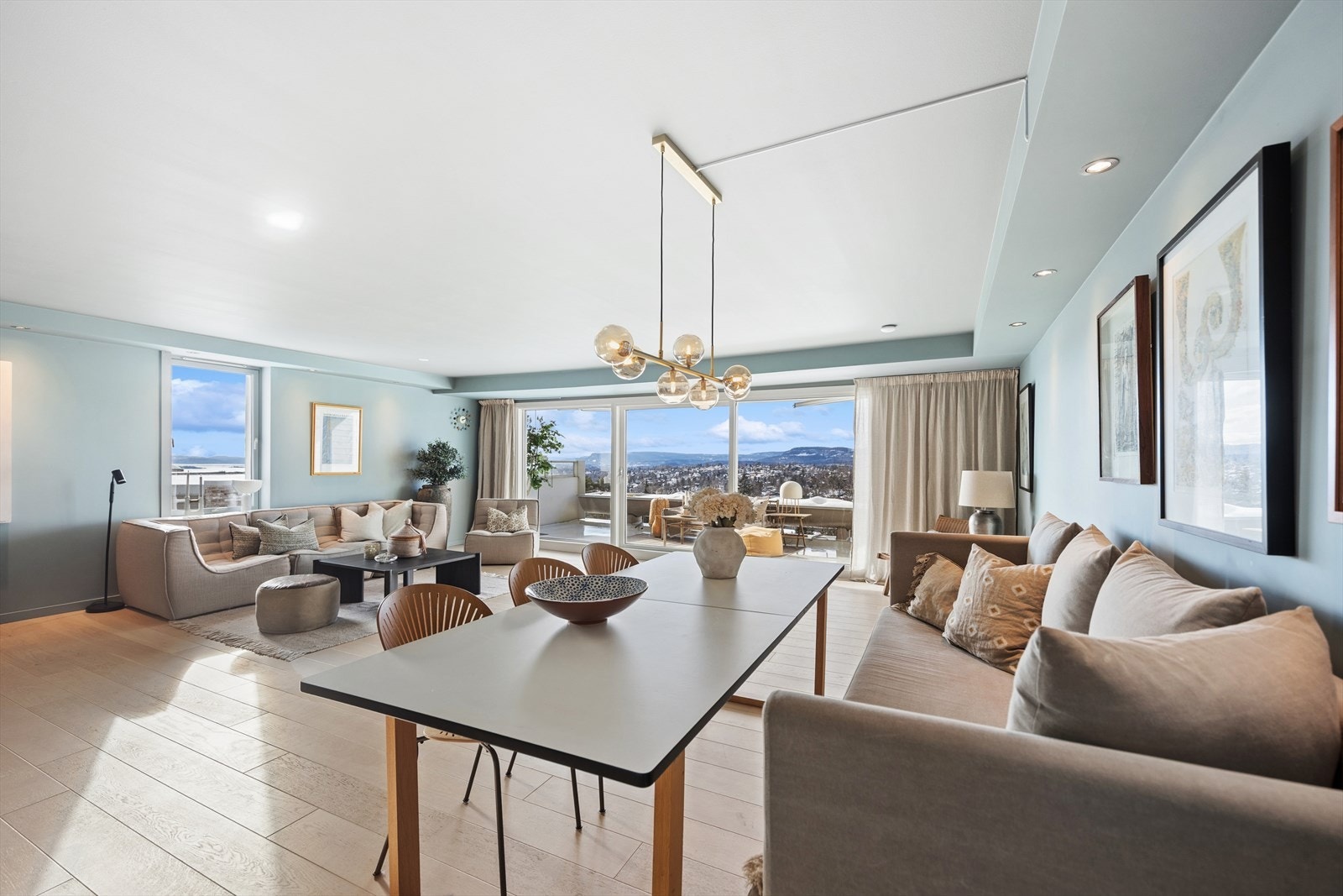 Svært lys og åpen stue Galleribilde