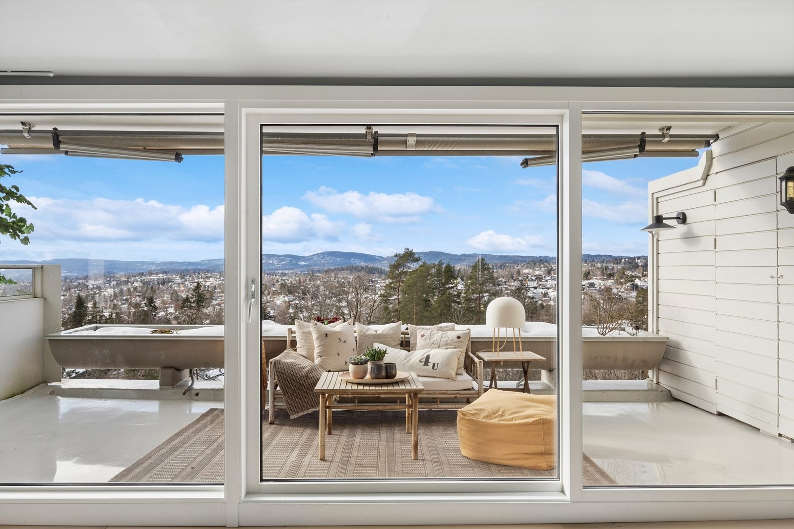 Stor skyvedør ut til overbygget terrasse med markise Galleribilde