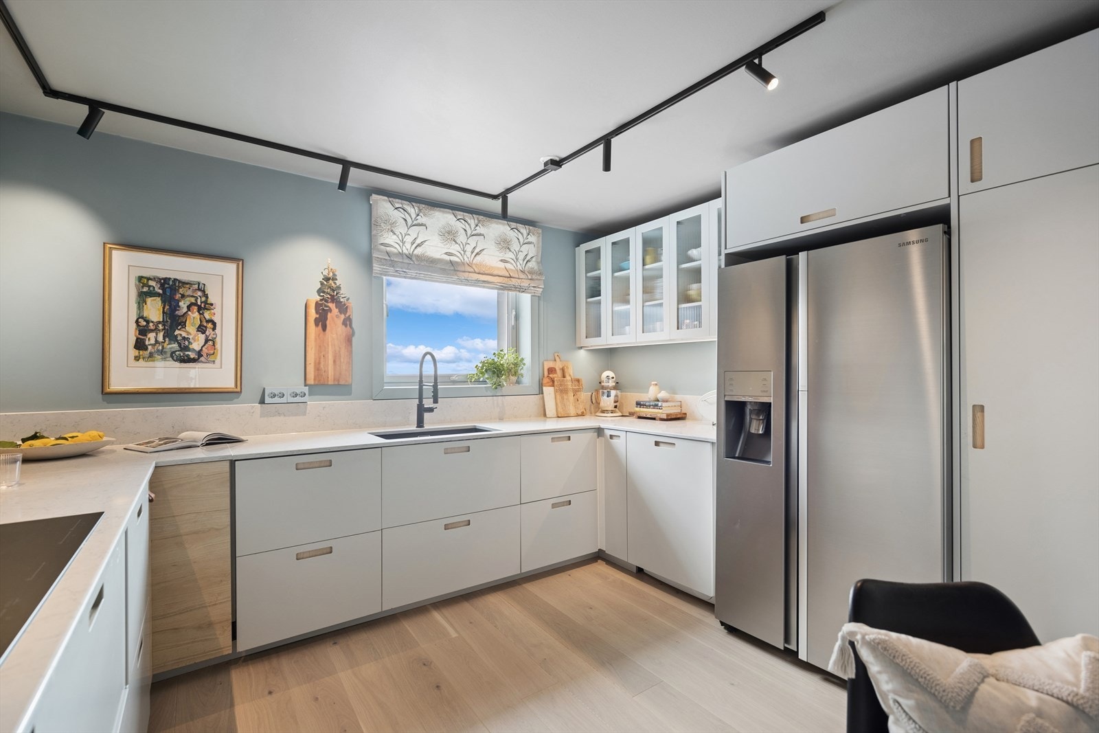 Kjøkken med vindu og flott utsikt Galleribilde