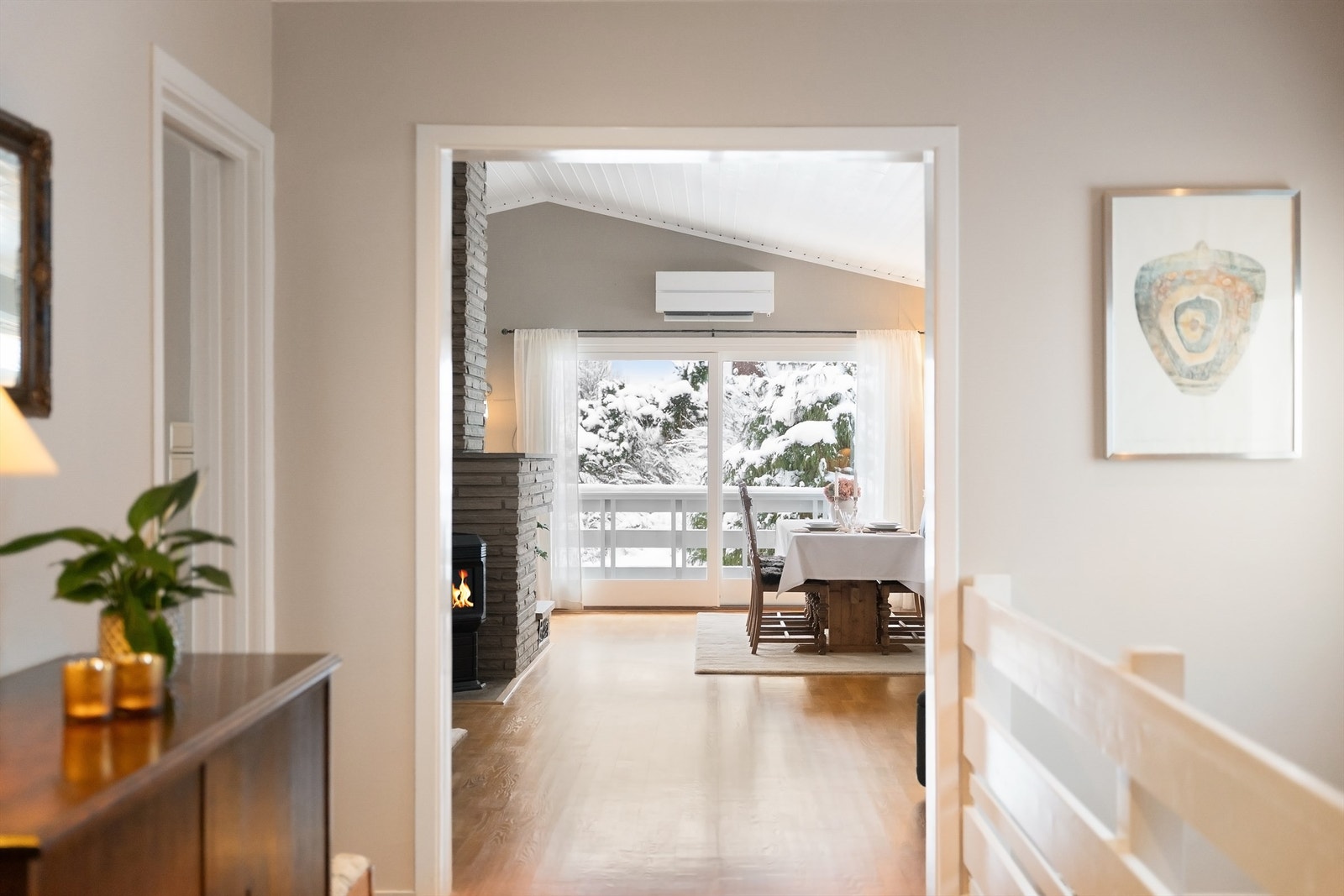 Et glimt inn mot den lyse stuen og utgangen til den sydvestvendte terrassen. Galleribilde
