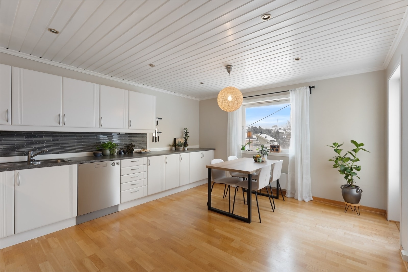 Her er det god plass til en spiseplass ved vinduet for hverdagsmåltidene. Galleribilde