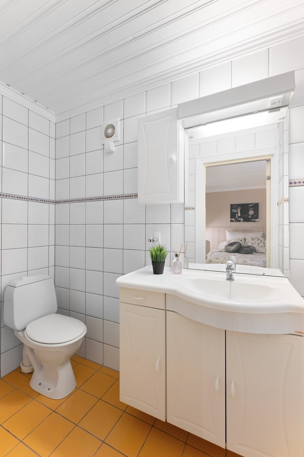 Også dette badet har gulvvarme, samt servantinnredning og gulvstående toalett. Galleribilde