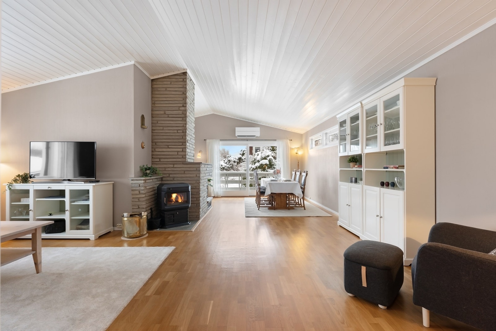 Stuen er et lyst og luftig rom med god takhøyde på opptil 3,20 meter og plass til flere sittegrupper. Galleribilde