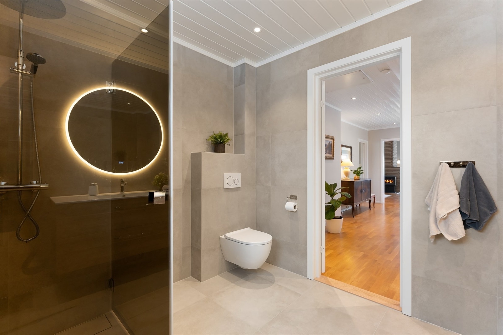 Badet har vegghengt toalett og flislagte overflater med behagelig gulvvarme. Galleribilde