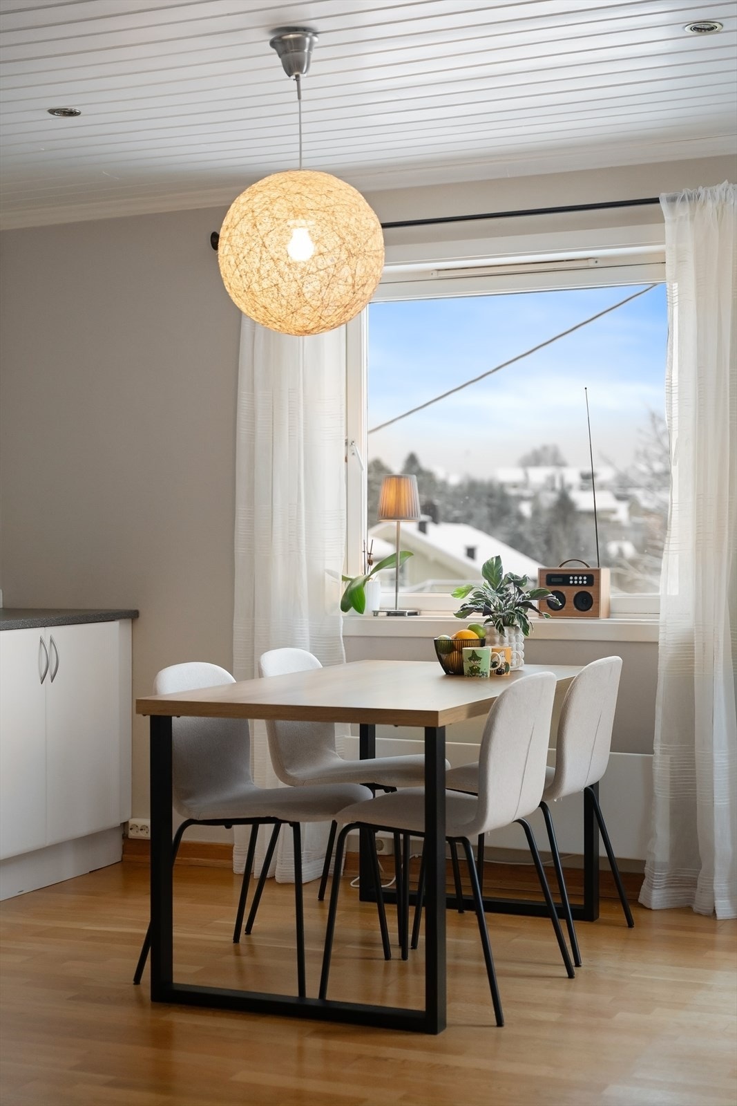 Vinduet over spiseplassen gir godt med arbeidslys og utsyn over nærområdet. Galleribilde