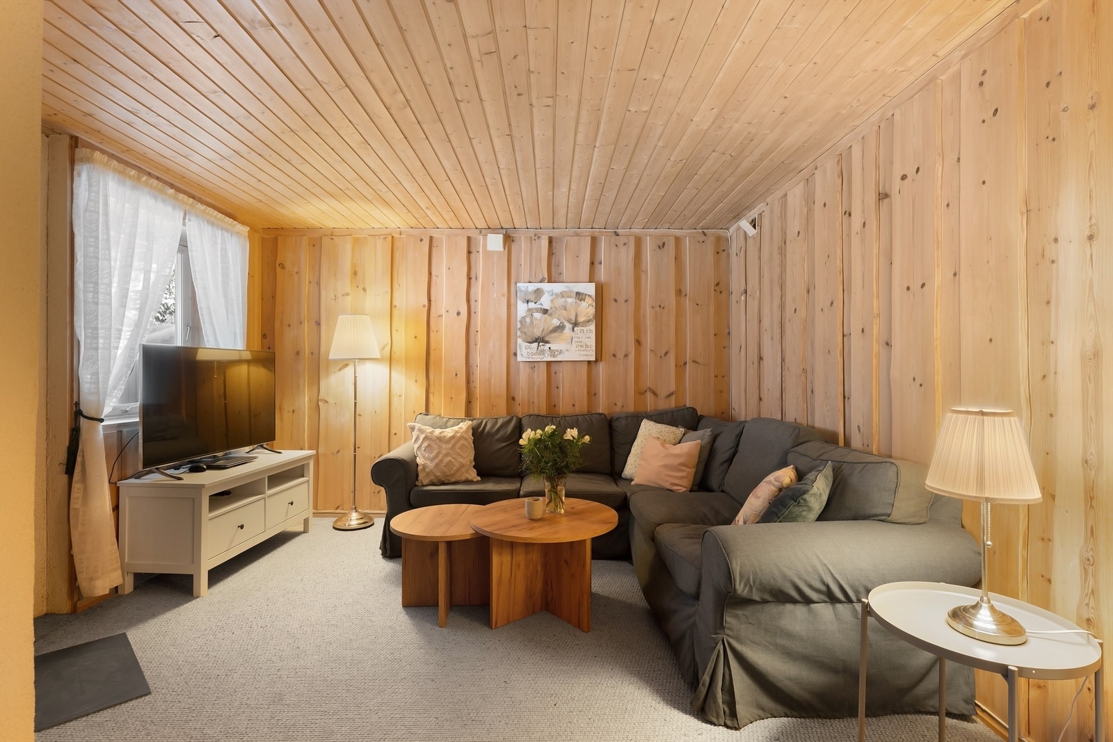 Kjellerstuen gir ekstra spillerom for familien, med panel på vegger og teppe på gulv. Galleribilde