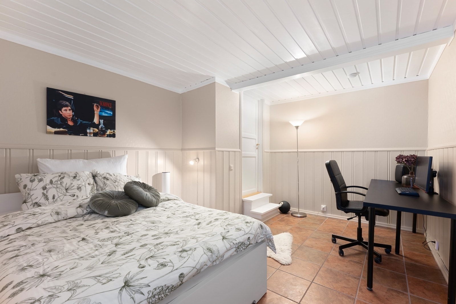 Her er det også plass til en liten arbeidsplass eller kontorløsning. Galleribilde