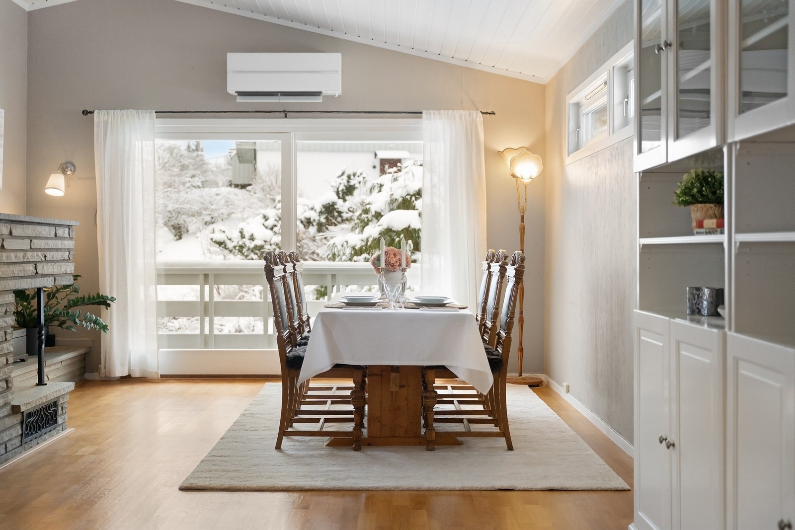 En luft-til-luft varmepumpe fra 2017 sørger for effektiv oppvarming. Galleribilde