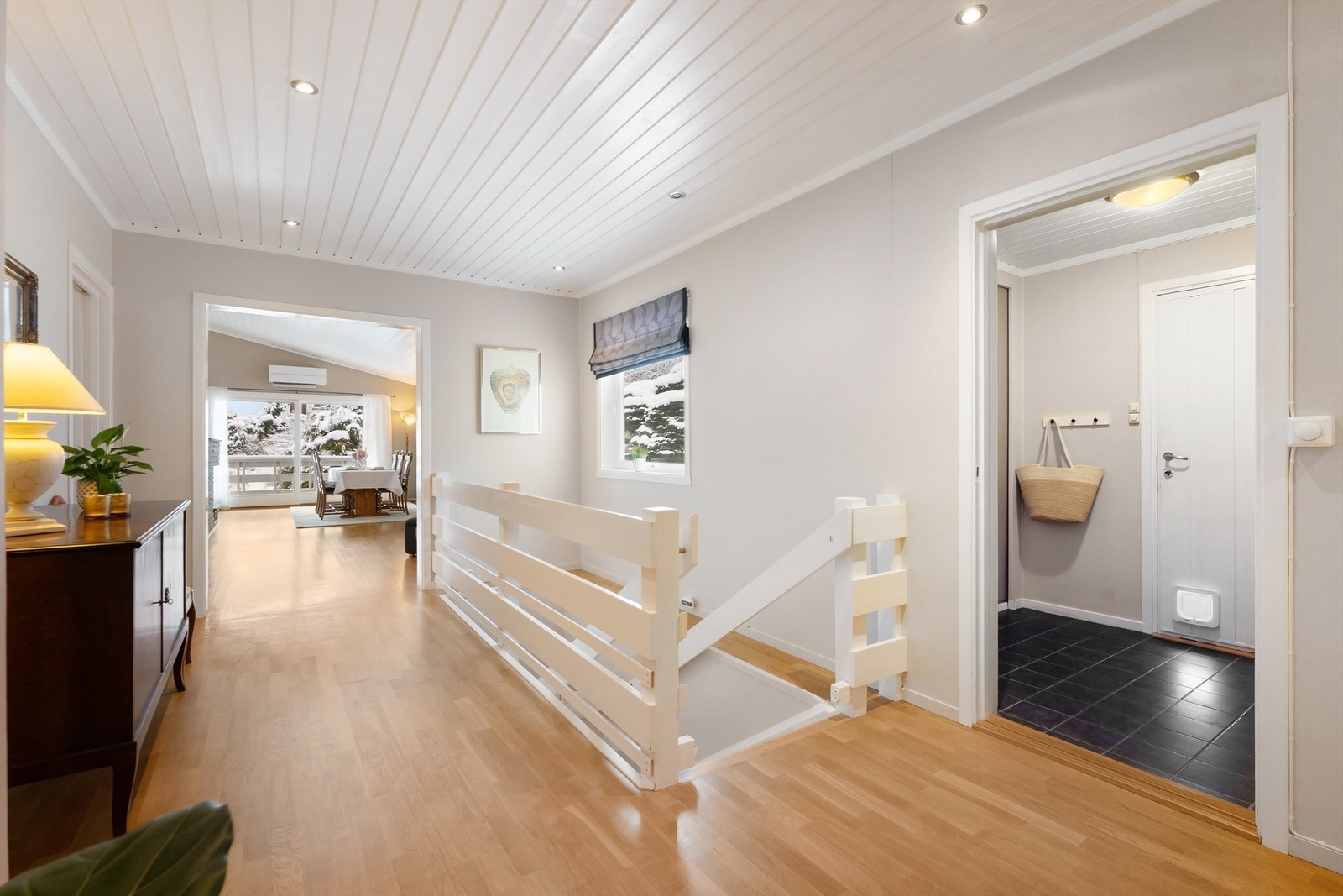 Gangen leder videre inn mot stuen og kjøkkenet, og har trapp ned til underetasjen. Galleribilde